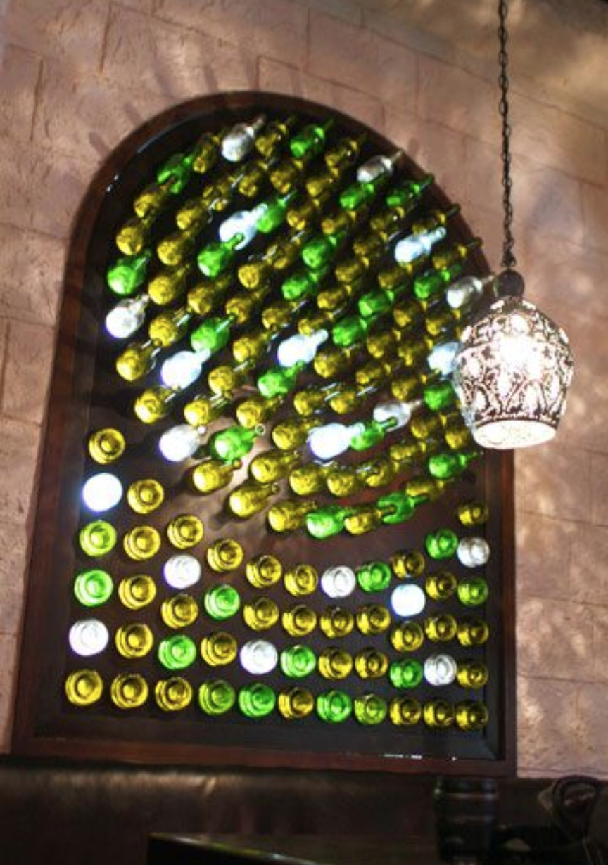 pared con botellas de vino